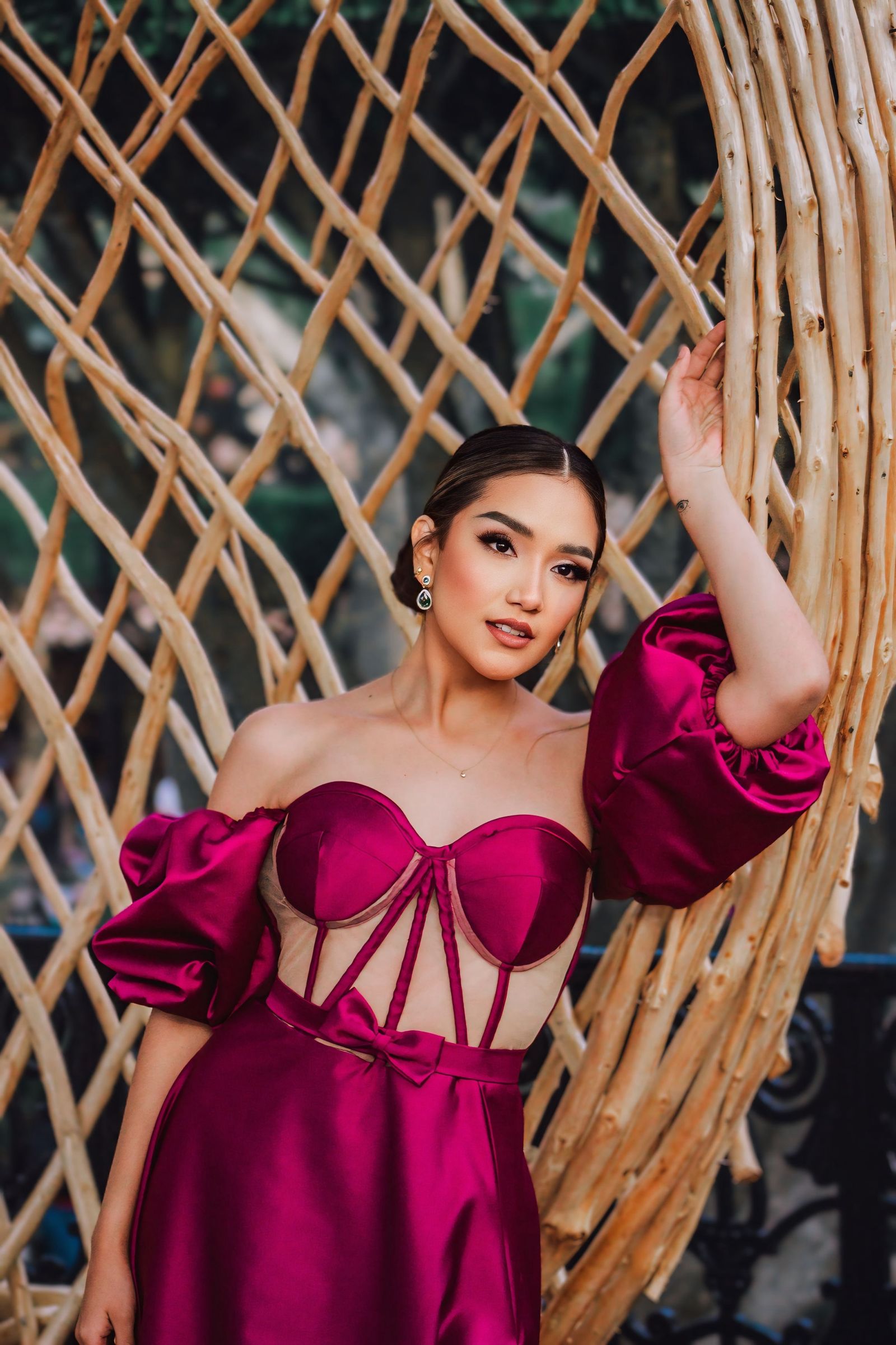 Mannequin Novéla — robe corset en satin magenta, lumière chaude