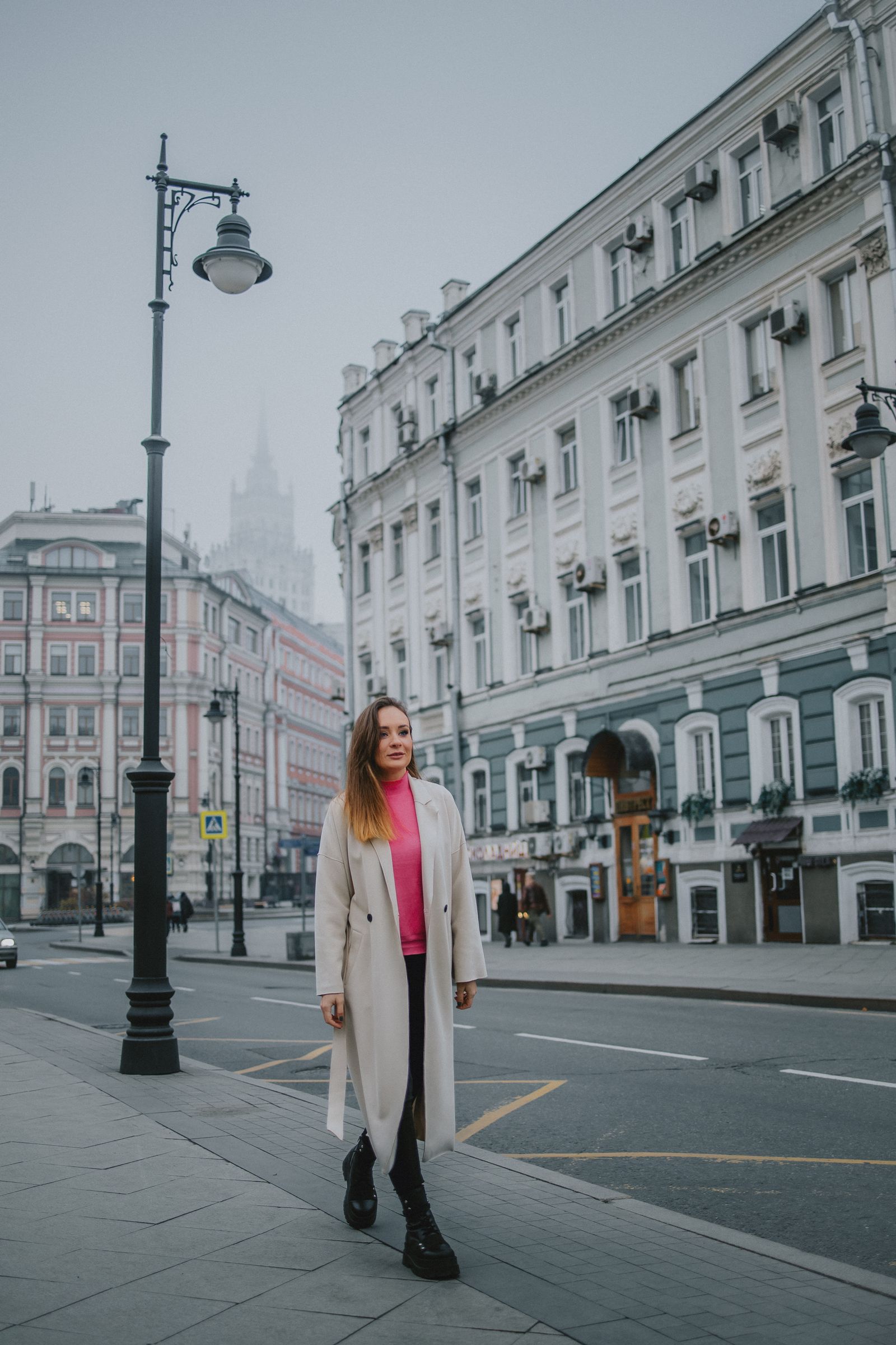Silhouette Novéla — manteau long crème sur pull rose